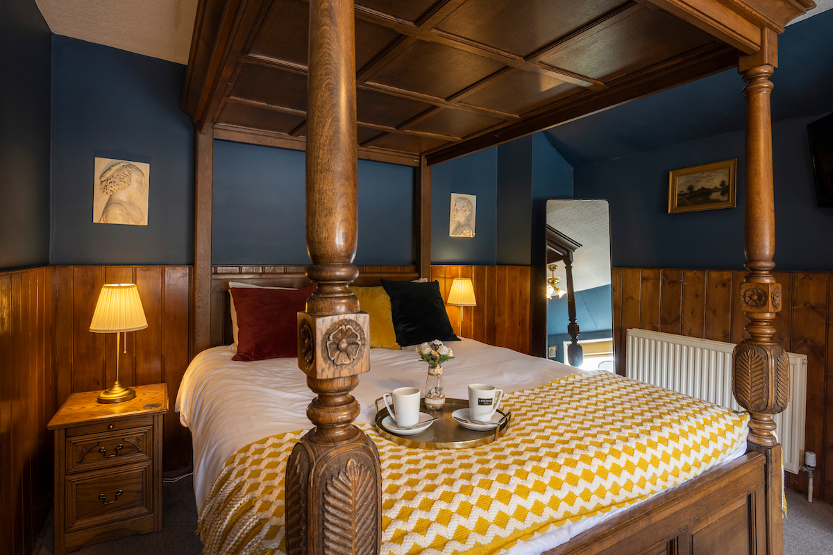 Four poster bedroom